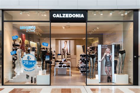 Vetrina di un negozio Calzedonia con esposizione di calze e costumi da bagno
