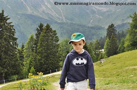 Sentiero escursionistico estivo a Eben im Pongau con bambini che esplorano le stazioni interattive
