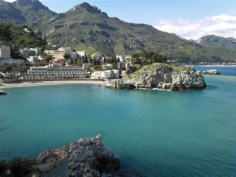 Vista panoramica della spiaggia di Mazzarò raggiungibile con la funivia