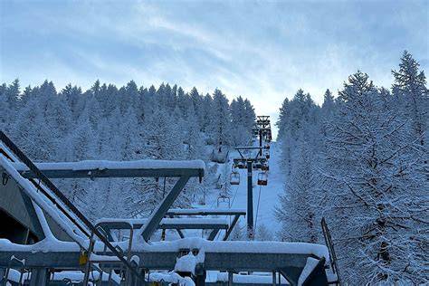 Immagine di una moderna seggiovia in funzione nella Ski Area Alpe Cimbra