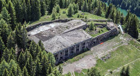 Ruderi di un forte della Grande Guerra nel paesaggio innevato di Folgaria