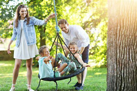 Famiglia che si diverte su una slittinovia a Lavarone