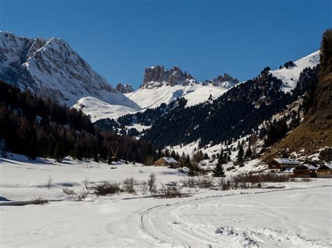 Paesaggio invernale della Val di Fassa con le cime innevate delle Dolomiti.