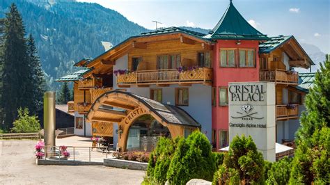 L'elegante facciata del Cristal Palace Hotel 4* a Madonna di Campiglio.