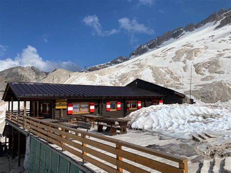 Il Rifugio Pian dei Fiacconi con il ghiacciaio della Marmolada sullo sfondo