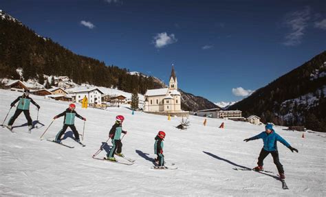 Vista panoramica delle piste da sci alpine con atleti Paralimpici in azione.
