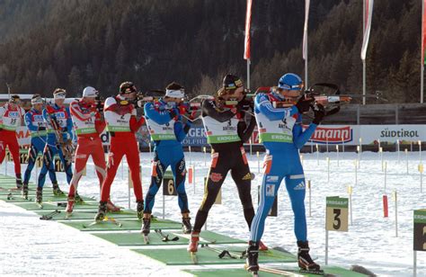 Atleti durante una gara di biathlon ad Anterselva