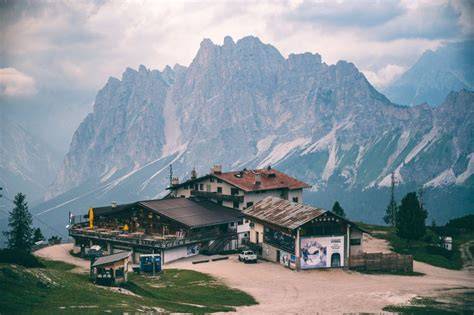 Vista panoramica del Rifugio Faloria a Cortina d'Ampezzo, incastonato tra le vette delle Dolomiti