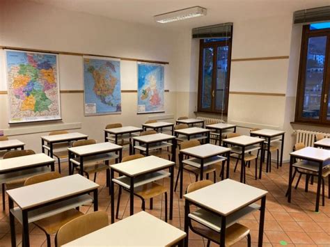 Immagine di studenti che rientrano a scuola con mascherine, rispettando il distanziamento sociale.