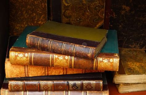 Immagine di libri antichi esposti in una biblioteca.