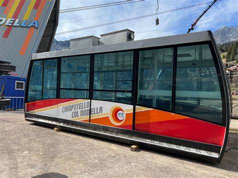 cabine della funivia con pavimento in vetro che sorvolano un paesaggio verdeggiante