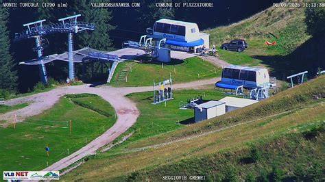 vista panoramica di Piazzatorre con la seggiovia Marco Mensi in primo piano