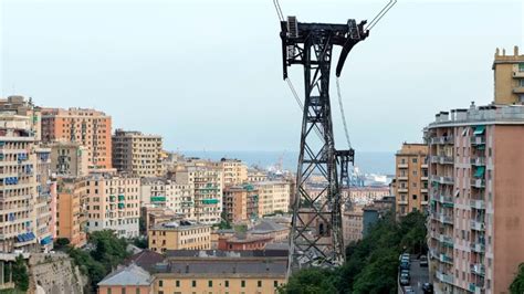 Render che illustra l'impatto visivo dei tralicci della funivia nel quartiere del Lagaccio.