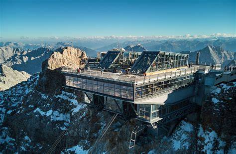 Panorama alpino di Garmisch-Partenkirchen con la Zugspitze in lontananza