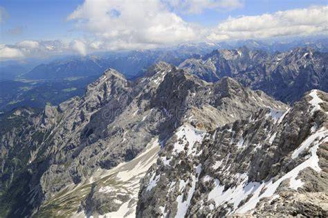 Vista dalla cima della Zugspitze con panorama sulle Alpi circostanti