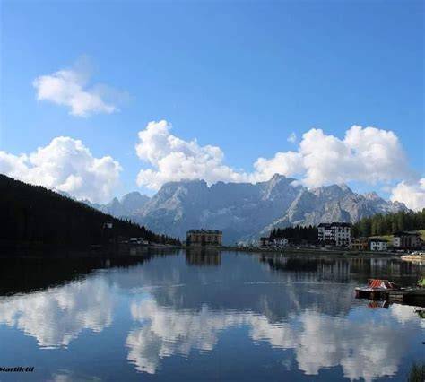 Lago Eibsee con le acque cristalline e le montagne riflesse