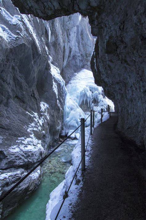 La Gola di Partnach con le sue imponenti pareti rocciose e il fiume