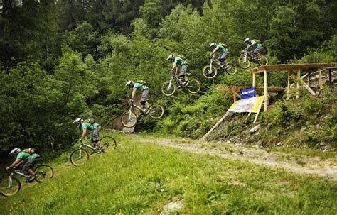 Vista panoramica di un Bike Park con salti e passerelle in un ambiente boschivo montano