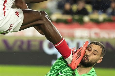 Atleta che esegue un'espressione facciale intensa durante una performance