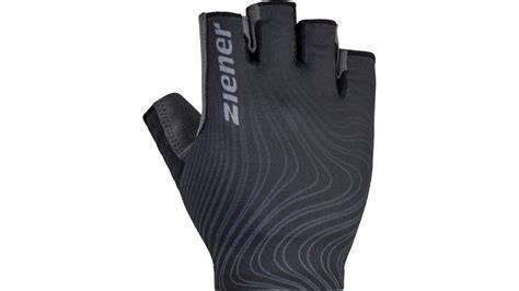 Design di guanti da ciclismo Ziener con dettagli ergonomici e loghi del marchio