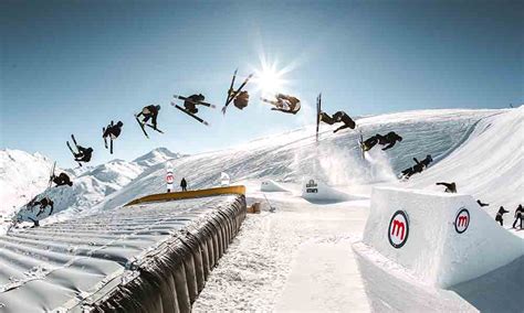 Snowpark Mottolino con strutture per il freestyle e atleti in azione