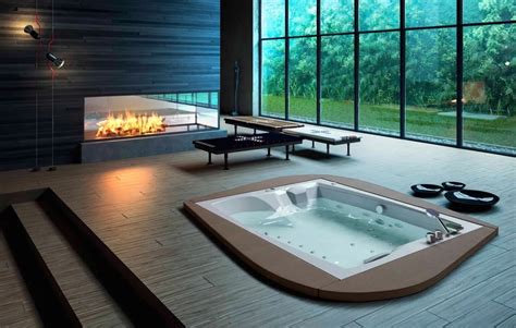 Interno di una spa con vasche idromassaggio e zona relax