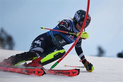 Mikaela Shiffrin in azione su uno slalom