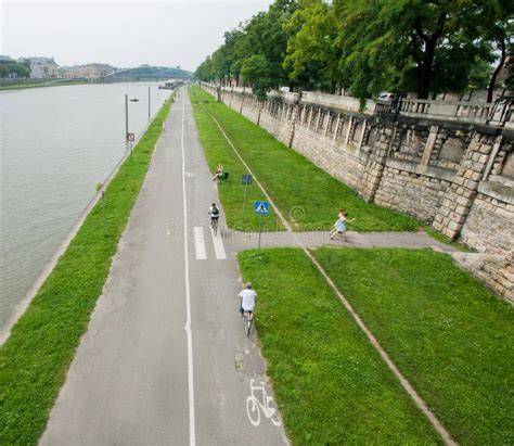 Ciclisti lungo il fiume Salzach con lo sfondo delle montagne