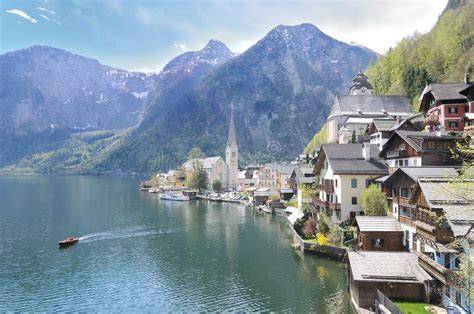 Vista panoramica del lago Hallstatt con il villaggio circostante