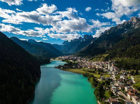 panorama invernale del Lago di Auronzo con le montagne circostanti