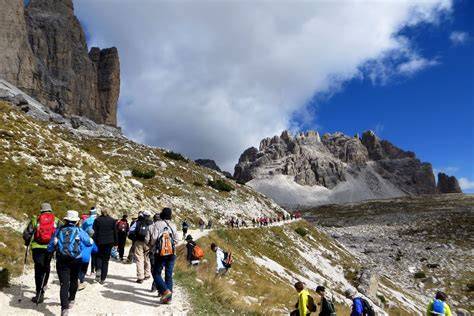vista delle Tre Cime di Lavaredo innevate dal sentiero con ciaspole