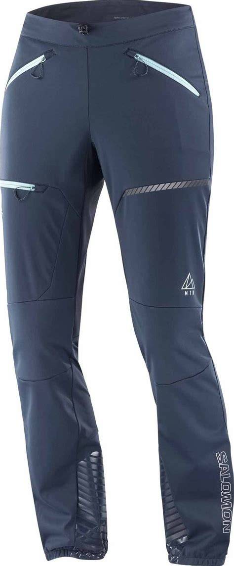 Donna in montagna con pantaloni da scialpinismo
