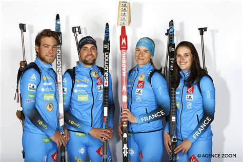 Foto della squadra francese di biathlon che celebra una vittoria