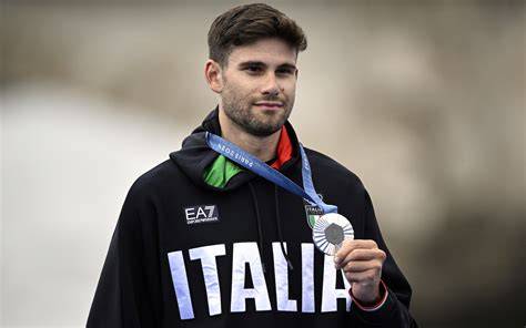Tommaso Giacomel sul podio con la medaglia d'argento