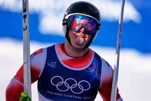 Franjo Von Allmen celebra la sua terza medaglia d'oro olimpica
