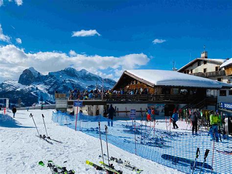 Vista panoramica della ski area Faloria con le piste innevate e le montagne circostanti