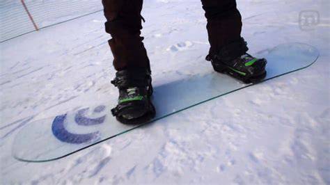 Immagine ravvicinata della soletta di uno snowboard che mostra segni di secchezza e scolorimento.