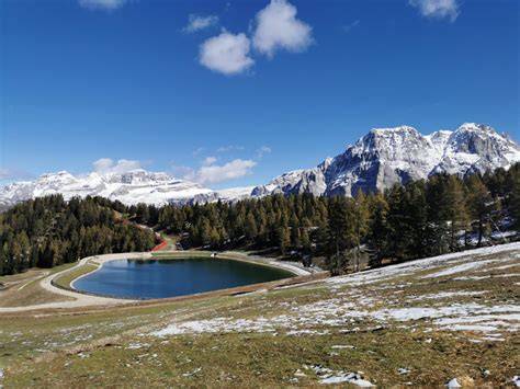 Vista panoramica sul bacino artificiale di Valbiolo in inverno