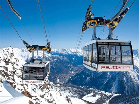 Immagine della funivia Pejo 3000 con vista panoramica sulle montagne