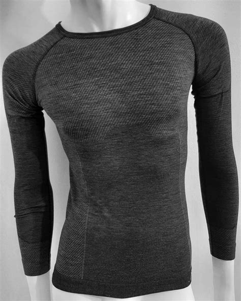 Dettaglio di intimo termico in lana merino di alta qualità, con texture morbida e traspirante