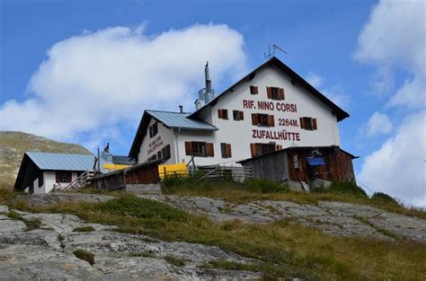 Rifugio Corsi (Zufallhütte) in Val Martello con sfondo di montagne innevate