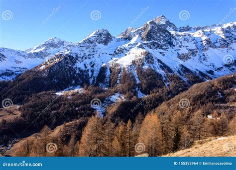 Panorama di Torgnon con montagne innevate
