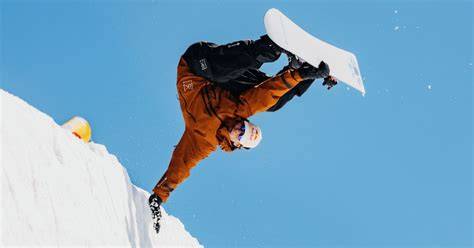 Snowboardisti che utilizzano attrezzatura Burton in un contesto montano