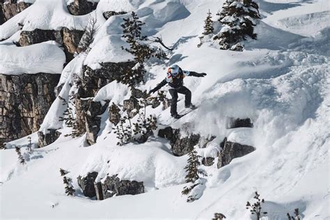 Immagine di uno snowboard da freeride con coda a rondine (swallowtail) che galleggia in neve fresca.