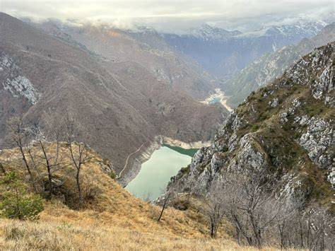 Vista panoramica dalla cima di un percorso per ciaspole a Fontainemore con laghi montani in lontananza