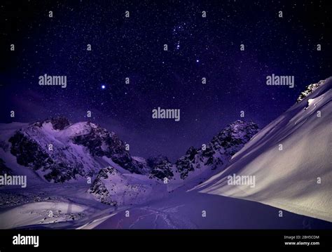Cielo stellato sopra le Dolomiti innevate
