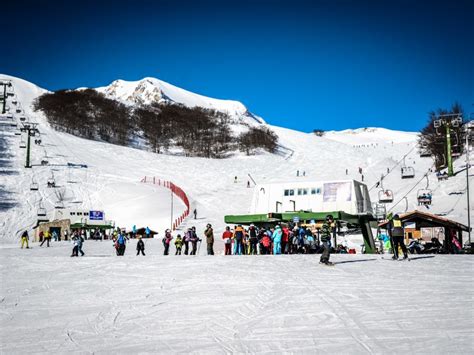 panoramica della stazione sciistica di Ovindoli Monte Magnola con piste innevate e montagne sullo sfondo