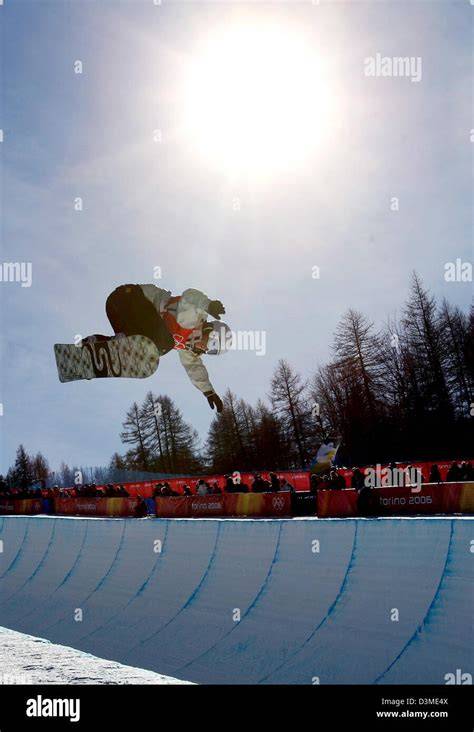 Collage di immagini di snowboarder donne in azione