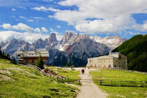 panoramica dell'altopiano di Prato Piazza con il Rifugio Vallandro in lontananza
