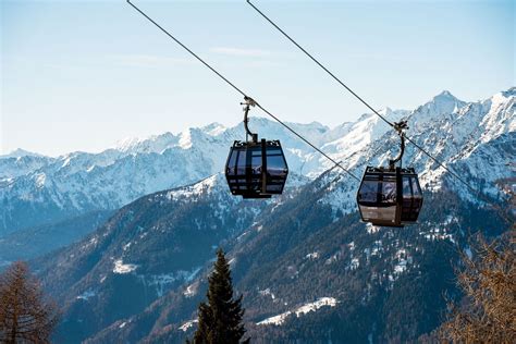 Illustrazione della nuova telecabina Leitner a 10 posti con vista panoramica sulle montagne